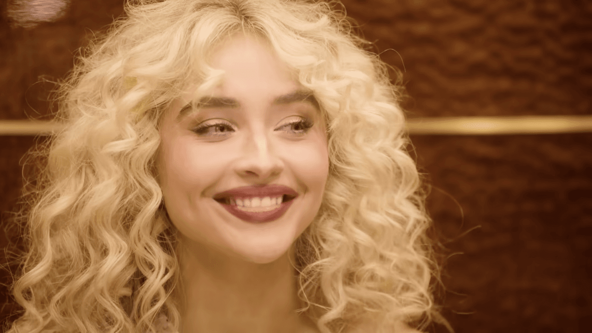 Sabrina Carpenter channels 'Sex and the City' in 'SNL' promo