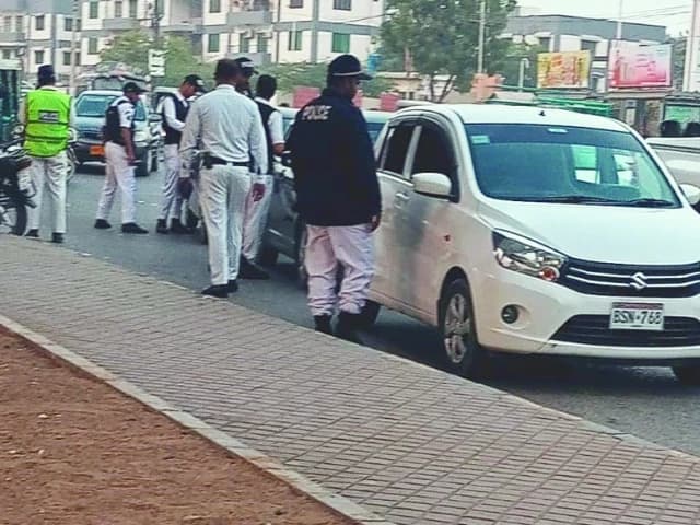 Sindh rolls out new traffic penalties and demerit point system | The Express Tribune