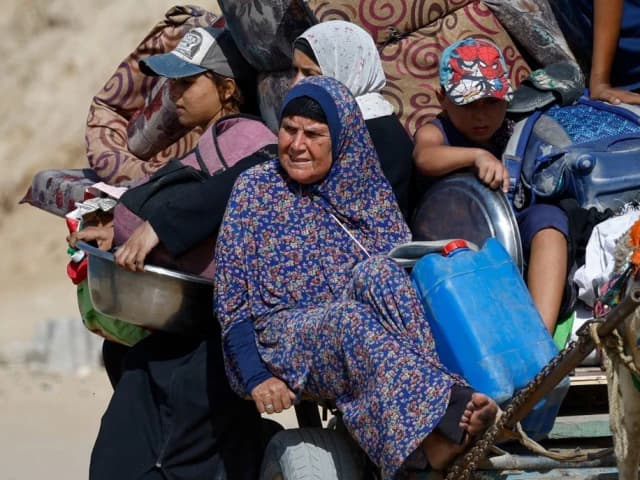 Trump sets Sunday deadline for Gaza deal as Hamas seeks more time to review plan | The Express Tribune