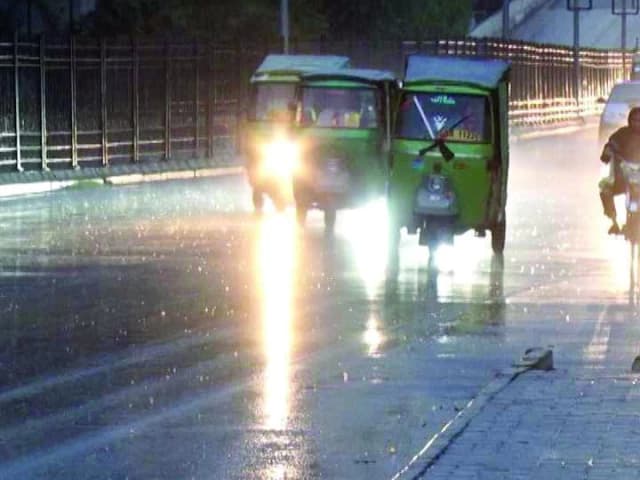 City cools off as rain breaks heat spell | The Express Tribune