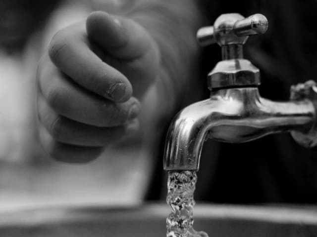 Residents protest days-long water shortage in Gulshan-e-Hadeed | The Express Tribune