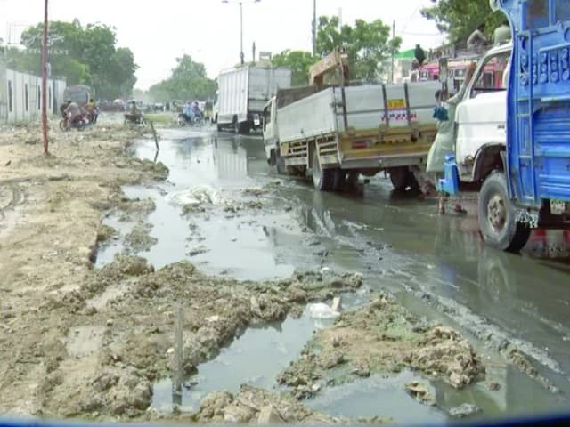 Malir's main artery sinks into sewage | The Express Tribune