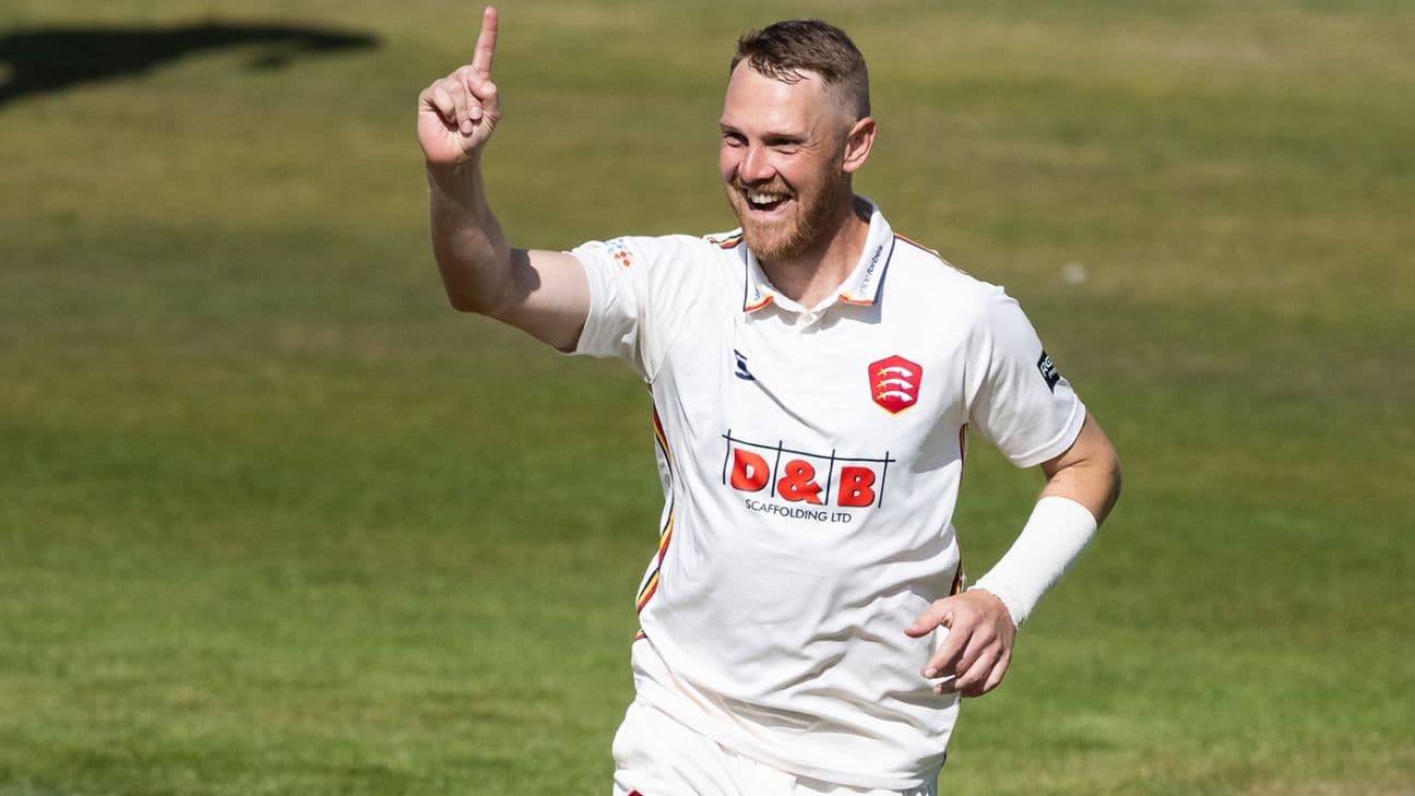 Jamie Porter rips through fragile Somerset, puts Essex on course for win